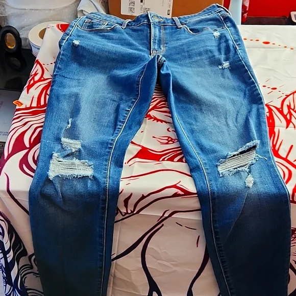 Old Navy Mid-Rise Pop Icon Distressed Skinny Jeans *Size 4Long*. *Barly Worn* - Picture 2 of 9